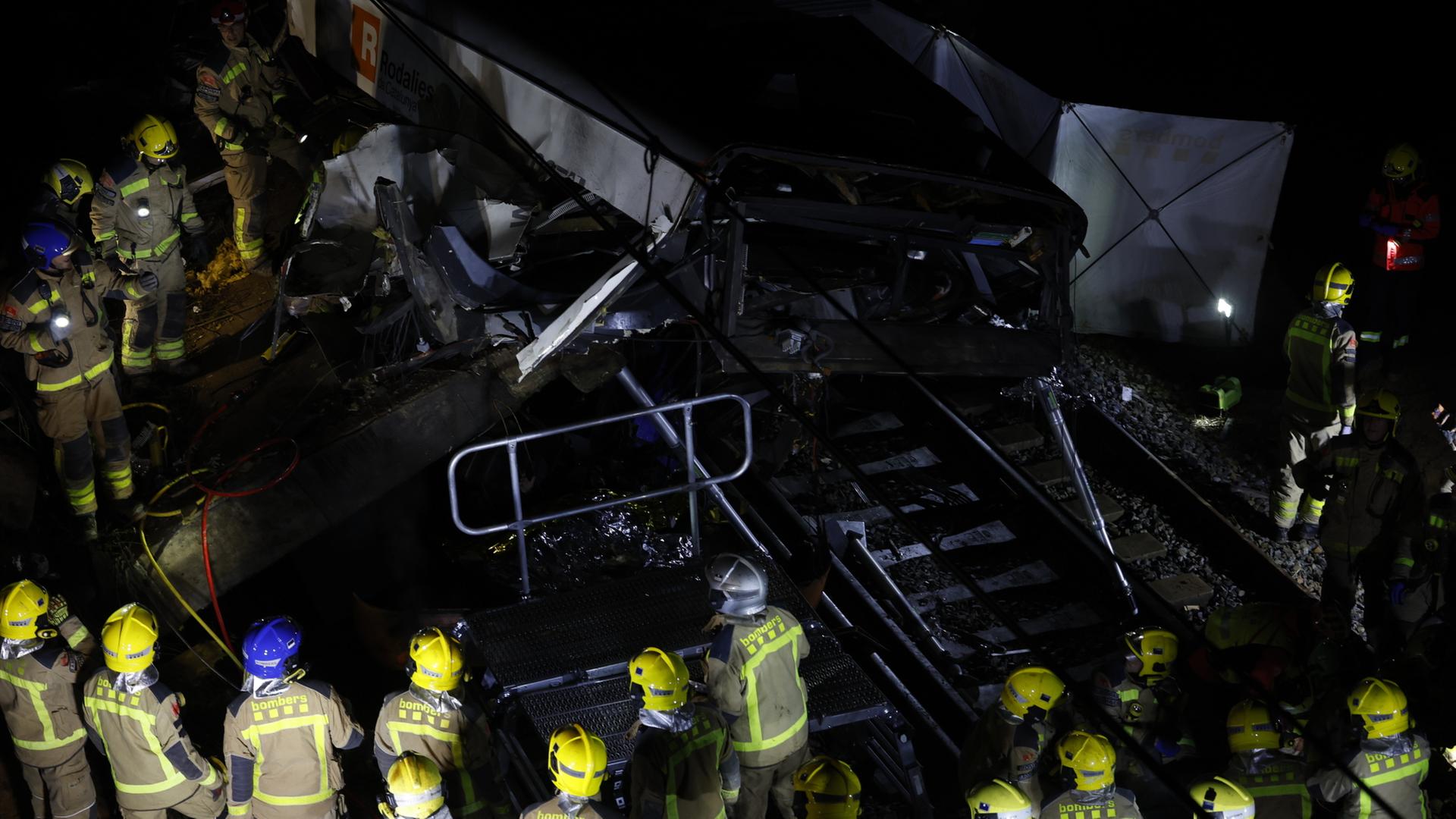 Rettungskräfte bei einem verunglückten Zug in Spanien. | EPA