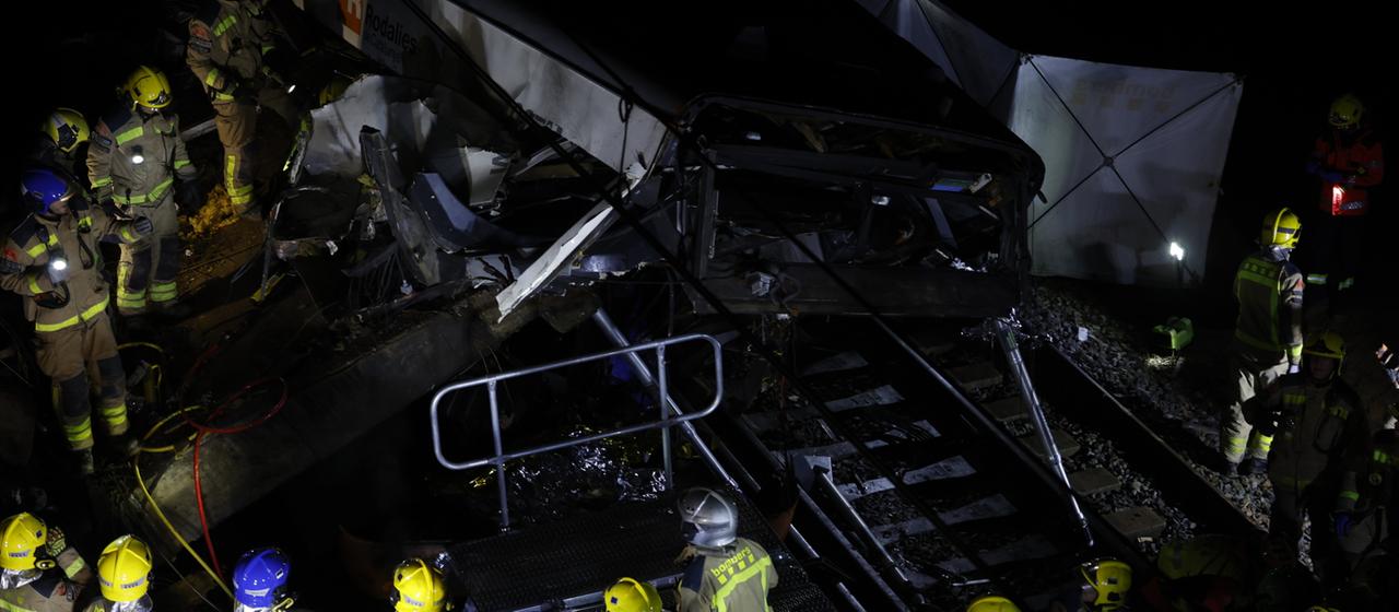 Rettungskräfte bei einem verunglückten Zug in Spanien.