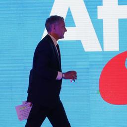 Der Thüringer AfD-Chef Höcke vor einem Parteilogo