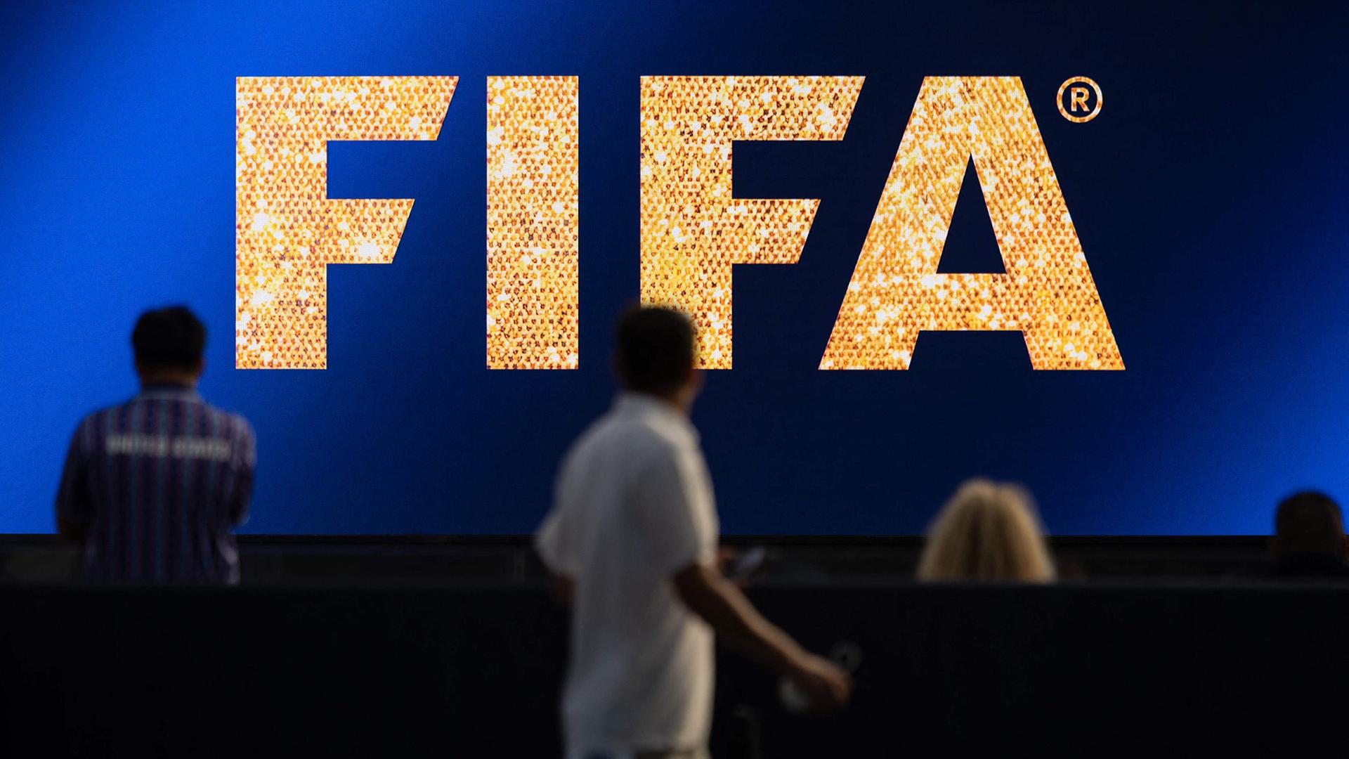 Das FIFA-Logo ist auf einer GroÃleinwand im Los Angeles Stadium zu sehen. | AFP