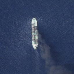 Eine riesige Rauchwolke steigt vom Öltanker "Sounion" im Roten Meer auf.