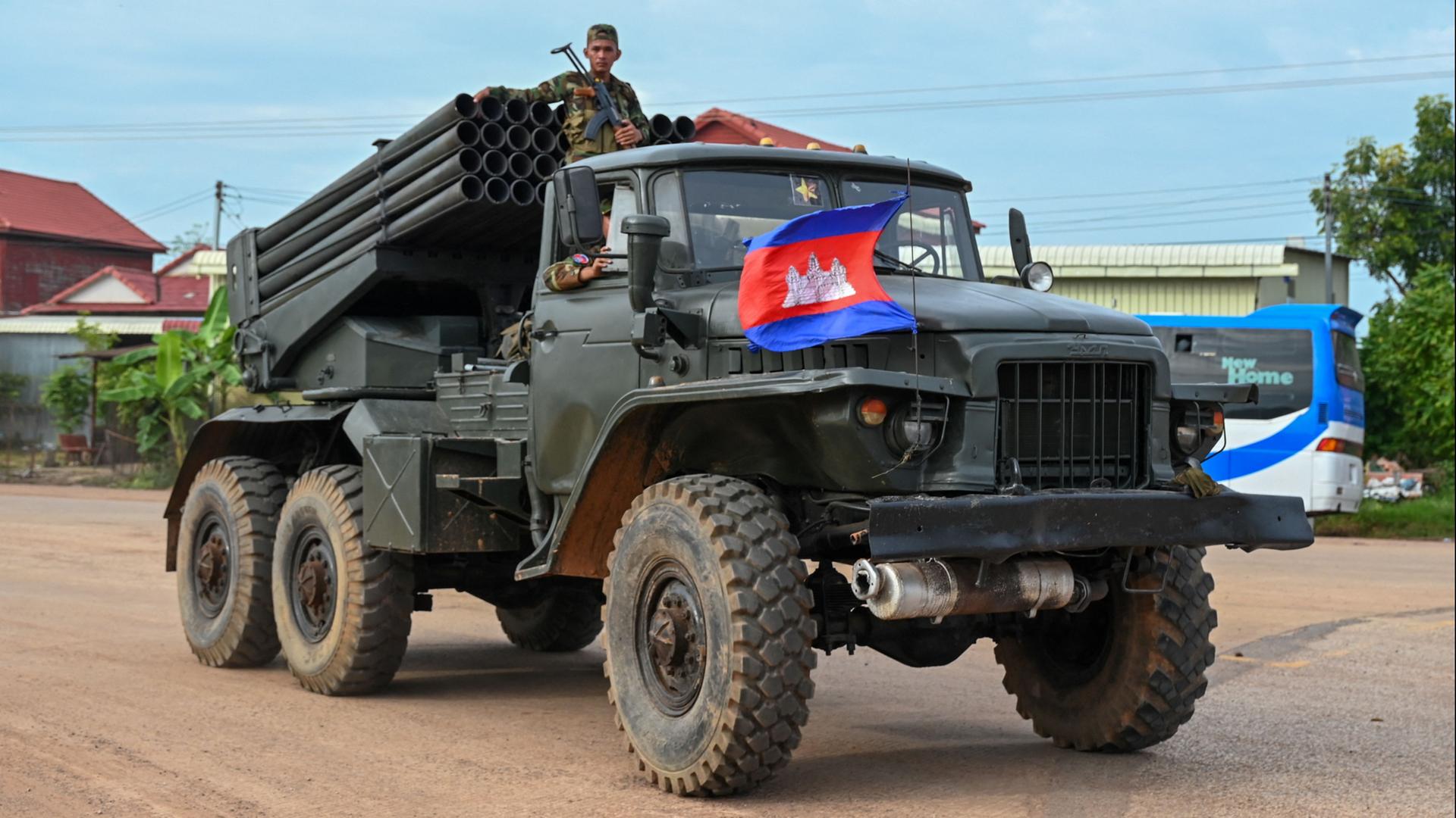 Ein kambodschanischer Soldat steht auf einem Lkw mit einem Raketenwerfer in der Provinz Oddar Meanchey . | AFP