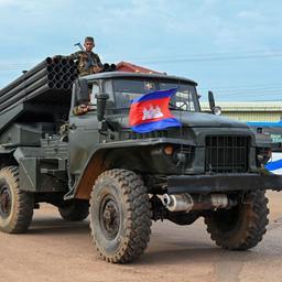 Ein kambodschanischer Soldat steht auf einem Lkw mit einem Raketenwerfer in der Provinz Oddar Meanchey .