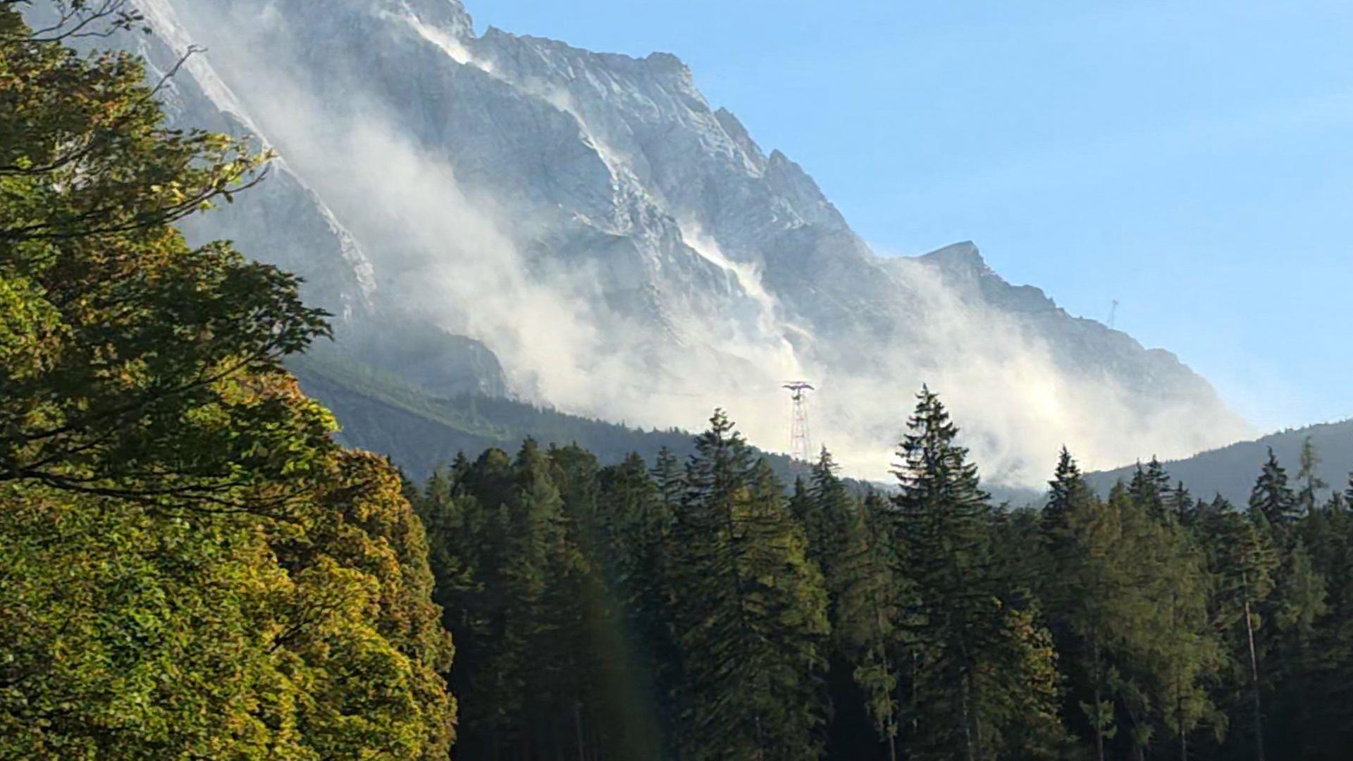 Staubwolke durch massiven Felssturz an der Zugspitze Staubwolke durch massiven Felssturz an der Zugspitze