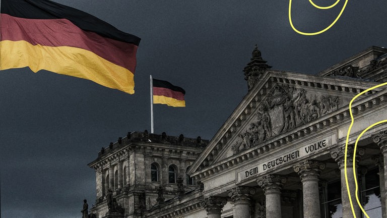 Detailaufnahme des Deutschen Bundestags mit Deutschlandflagge und Schriftzug.