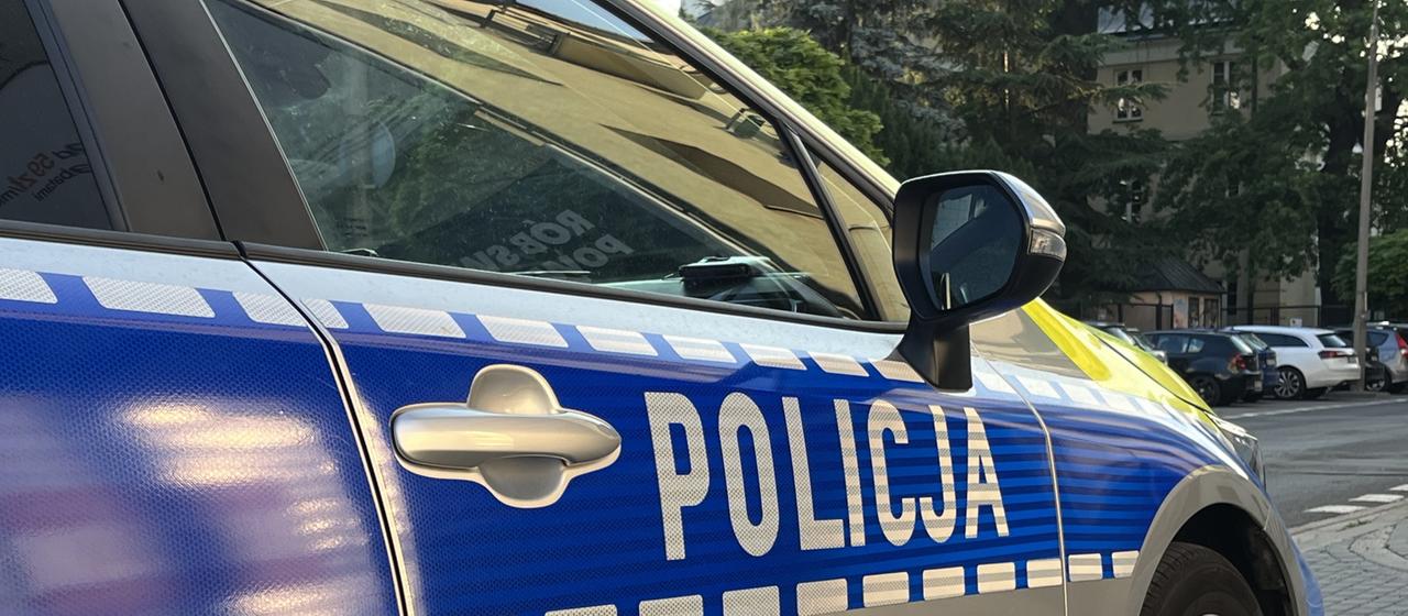 Ein polnisches Polizeiauto steht auf einer Straße in Warschau