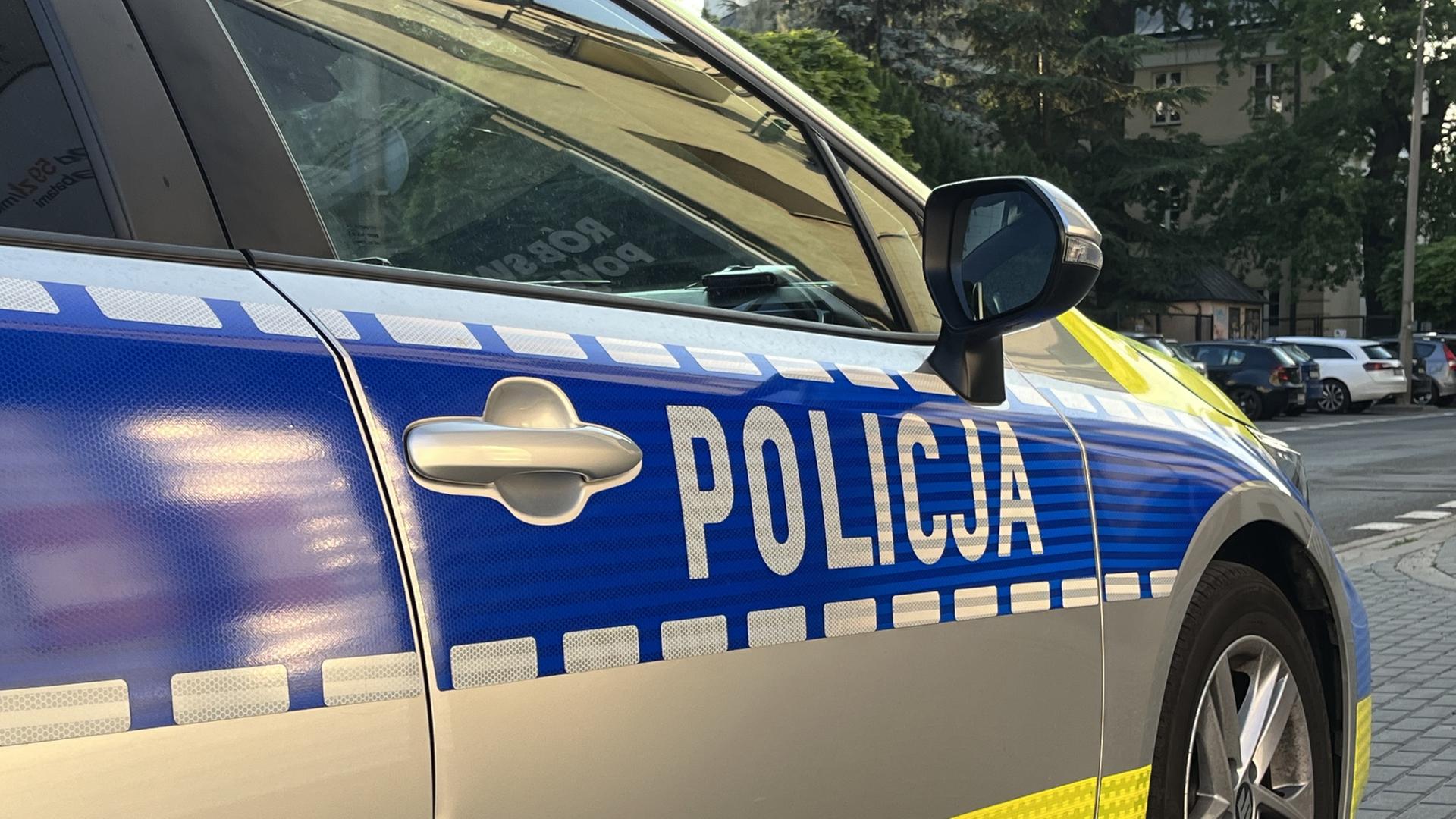 Ein polnisches Polizeiauto steht auf einer Straße in Warschau | dpa