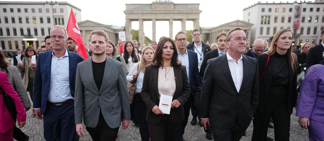 Führende SPD-Mitglieder protestieren in Berlin gegen die Wahl eines AfD-Landtagspräsidenten in Sachsen-Anhalt.