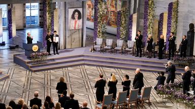 Die Vorsitzende des Nobelkomitees, Berit Reiss-Andersen (links), Kiana und Ali Rahmani nehmen im Osloer Rathaus an der Verleihung des Friedensnobelpreises 2023 teil.