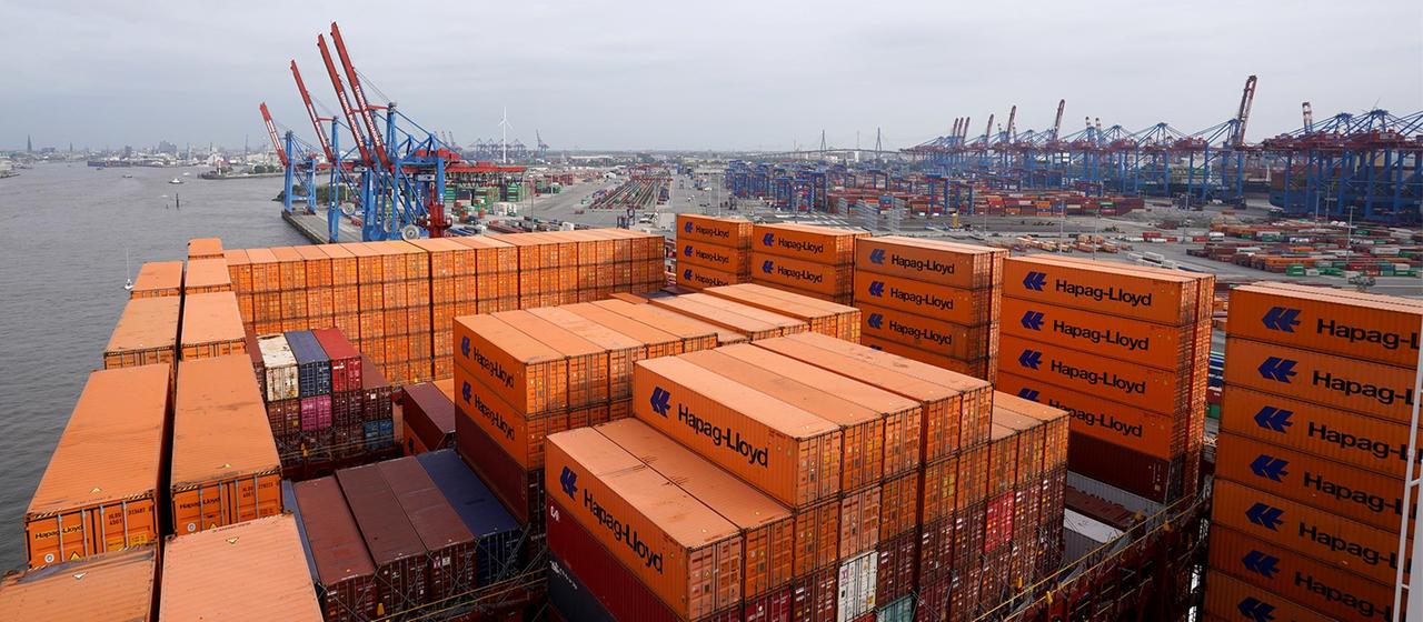 Blick von der Brücke über das Hapag-Lloyd-Containerschiff «Berlin Express» und den Container Terminal Burchardkai im Hamburger Hafen.