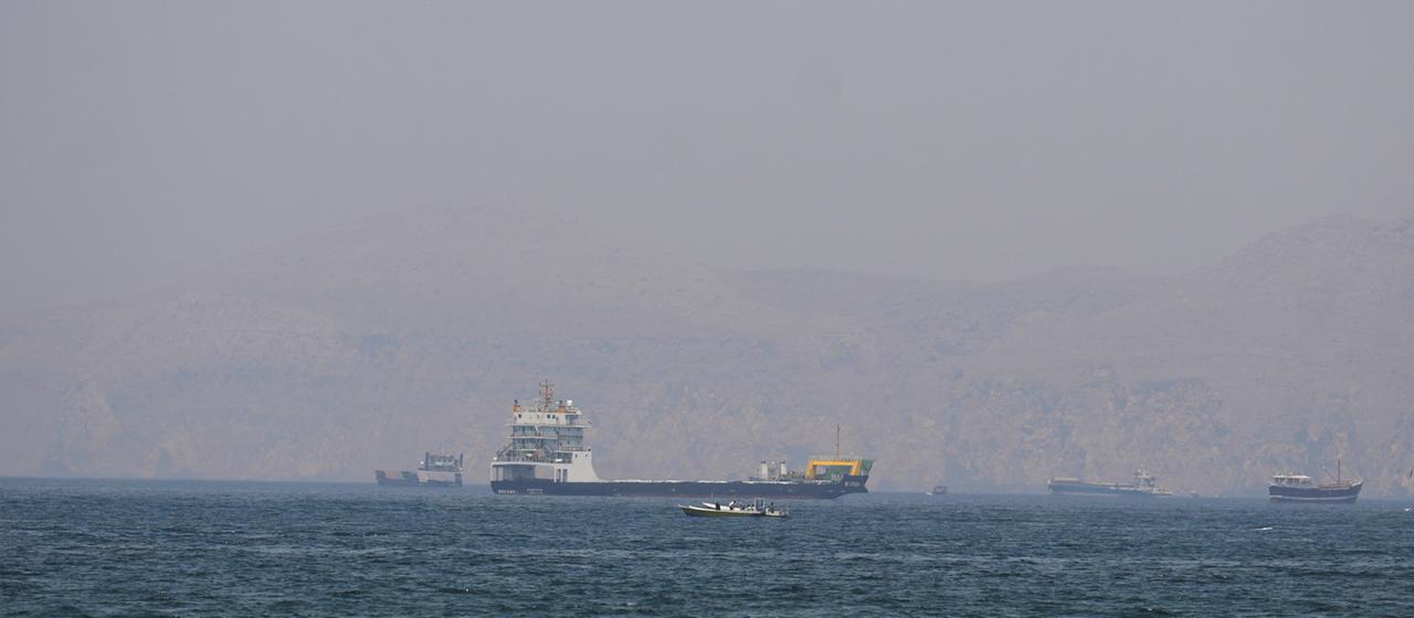 Schiffe in der Straße von Hormus.