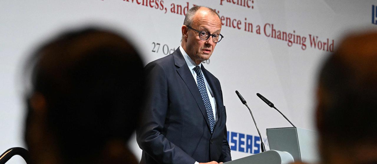 Friedrich Merz am Rednerpult in Singapur