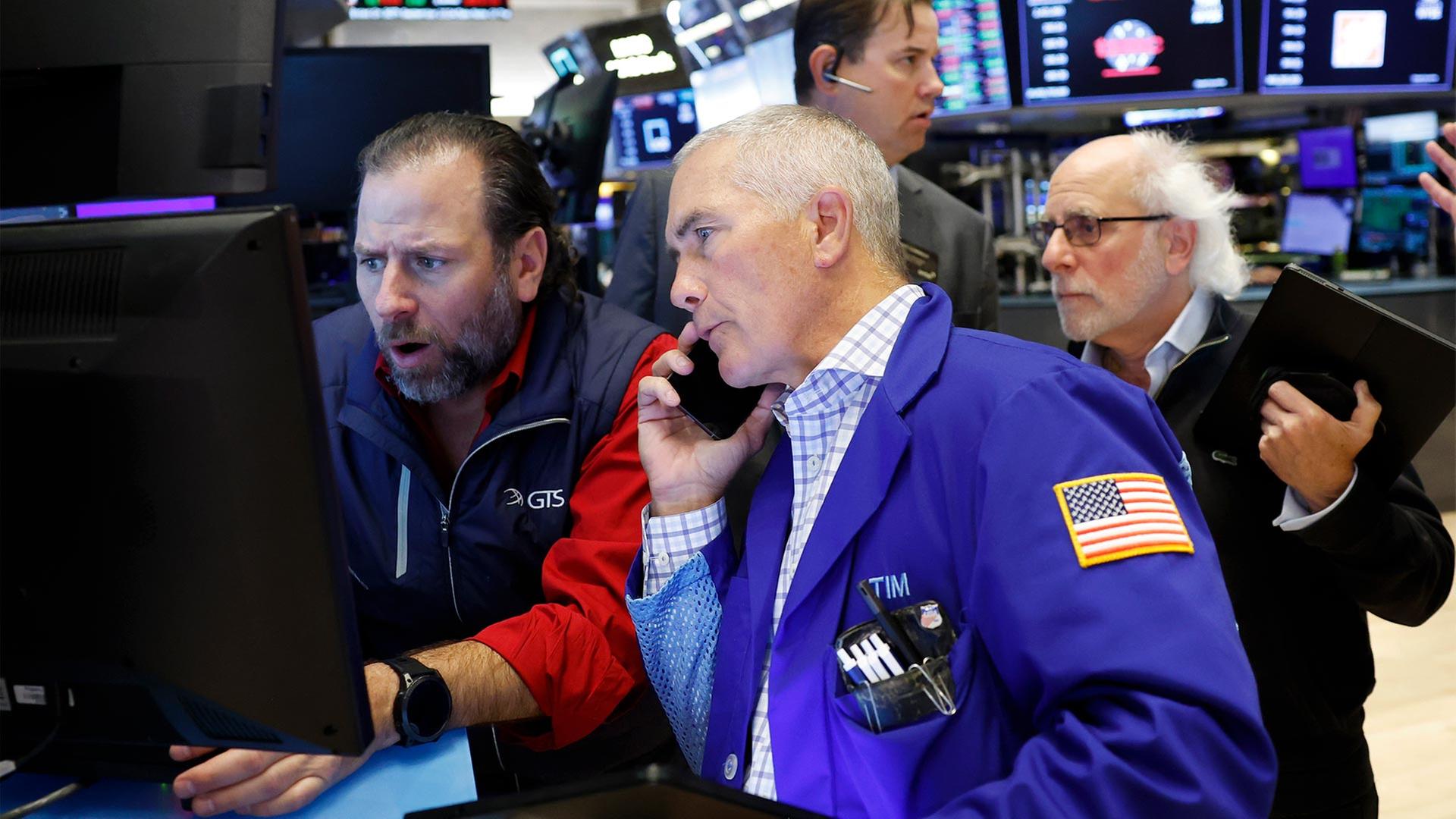 Händler an der New York Stock Exchange. | picture alliance / newscom