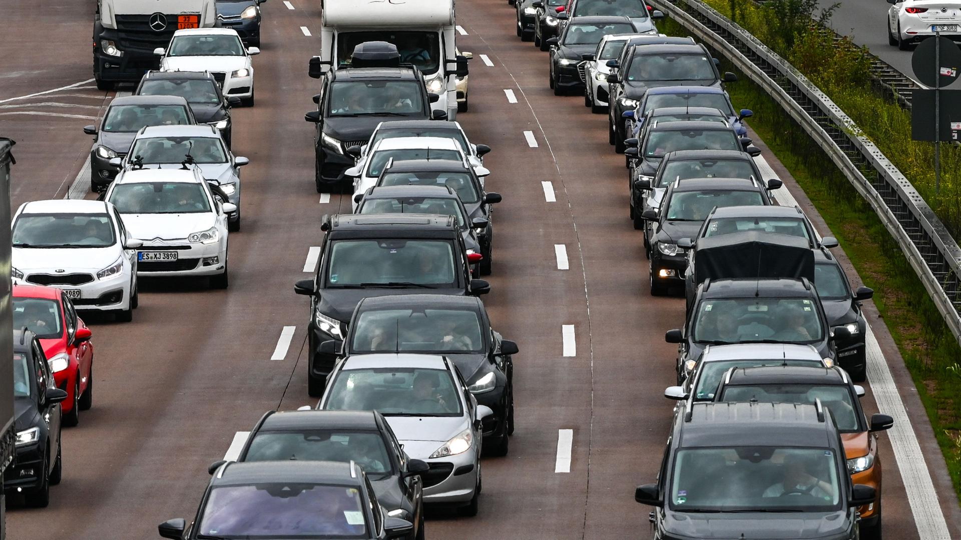 Stau auf einer Autobahn. | Heiko Rebsch/dpa