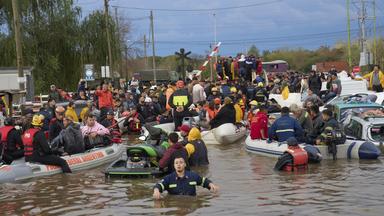 Im argentinischen Campana werden Menschen nach heftigen Regenfällen aus ihren Häusern gerettet.