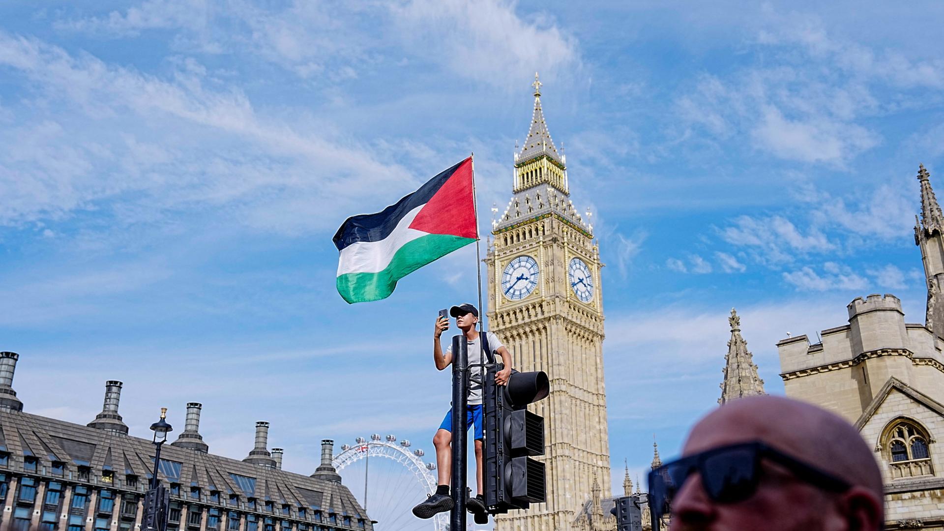 Eine palästinensische Flagge weht an einer Ampel vor dem Sitz des britischen Parlaments in London. | REUTERS