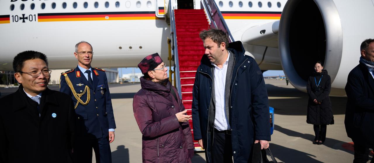 hina, Peking: Lars Klingbeil, Bundesminister der Finanzen, auf dem  Hauptstadt-Flughafen Peking.