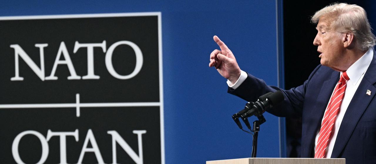 Donald Trump spricht beim NATO-Gipfel in Den Haag zu Journalisten.