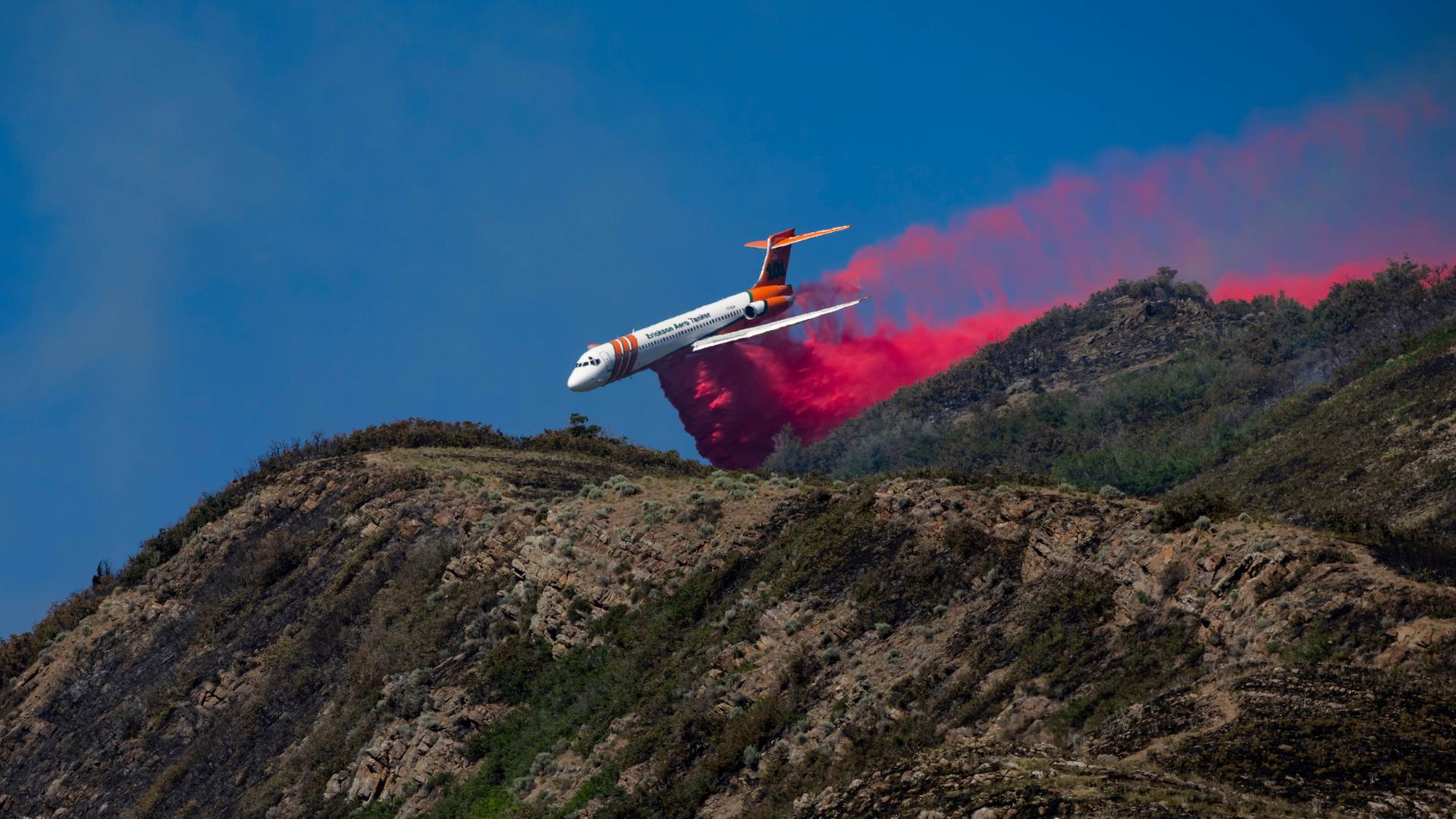 Ein Erickson Aero Tanker wirft LÃ¶schmittel auf einen Waldbrand oberhalb der University of Utah in Salt Lake City ab. | Rio Giancarlo/The Deseret News via AP