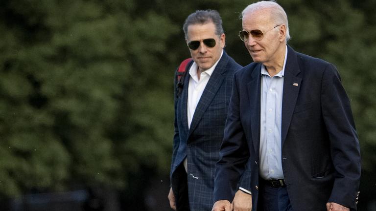 Joe Biden (re.) und sein Sohn Hunter Biden (Aufnahme vom 26. Juni 2023)