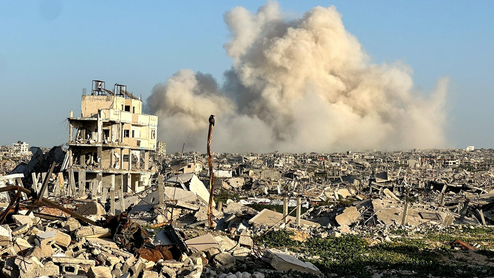 Rauch steigt nach einer Explosion in Chan Junis im südlichen Gazastreifen auf. | REUTERS