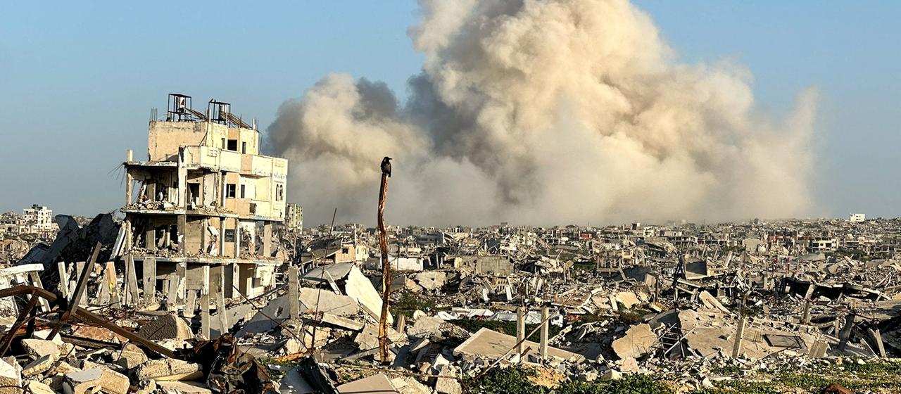Rauch steigt nach einer Explosion in Chan Junis im südlichen Gazastreifen auf.