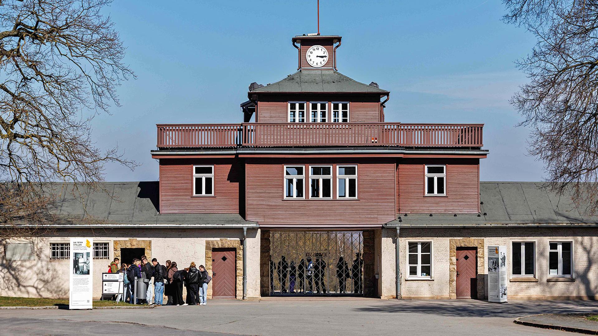 Besucher stehen am Haupttor der Gedenkst�tte des ehemaligen Konzentrationslagers Buchenwald. | AFP