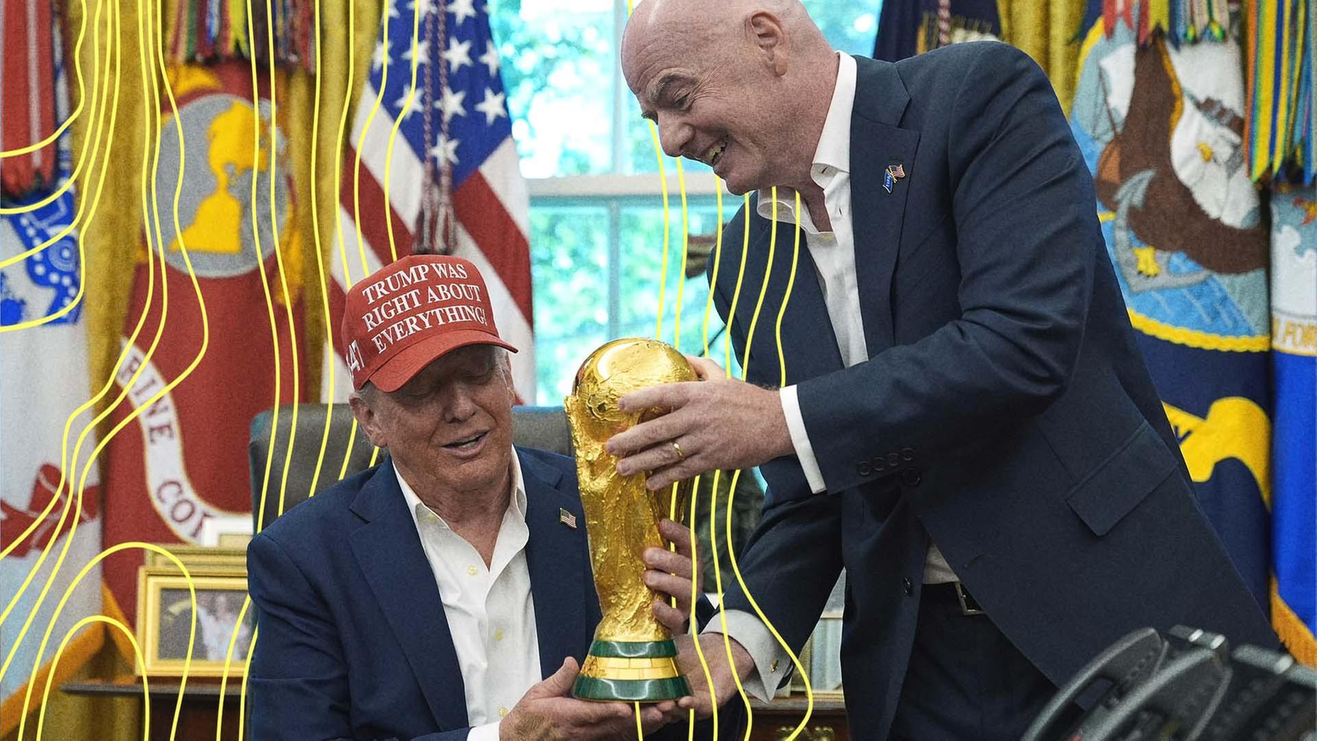 Gianni Infantino reicht Donald Trump den WM Pokal im weißen Haus. | picture alliance / ASSOCIATED PRESS | Jacquelyn Martin