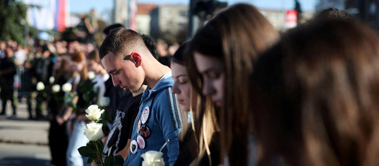 Menschen gedenken der Opfer von Novi Sad | REUTERS Menschen gedenken der Opfer von Novi Sad