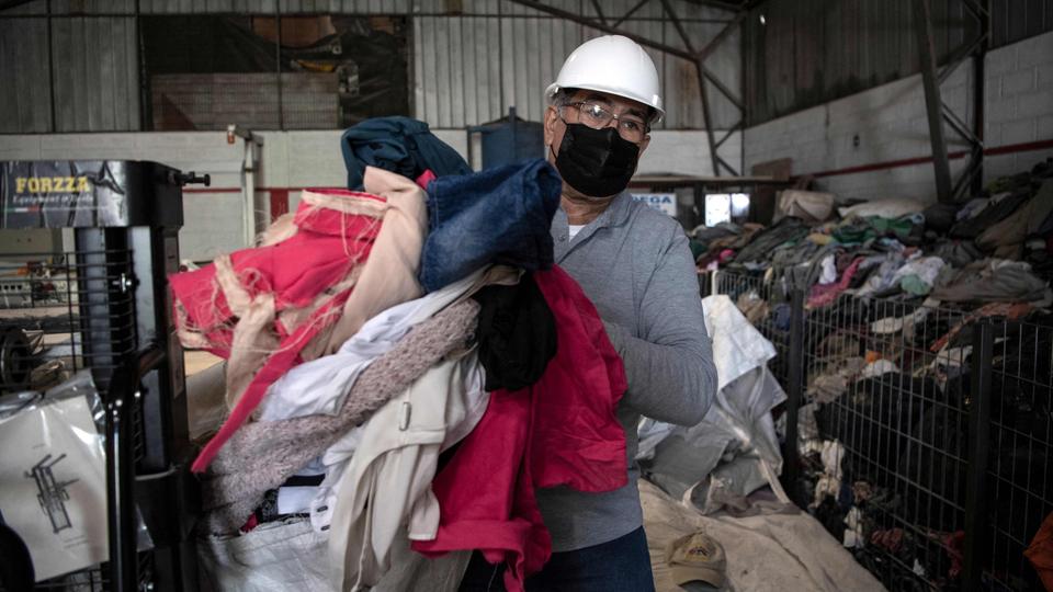 Atacama-Wüste in Chile: Müllhalde für Fast-Fashion | tagesschau.de