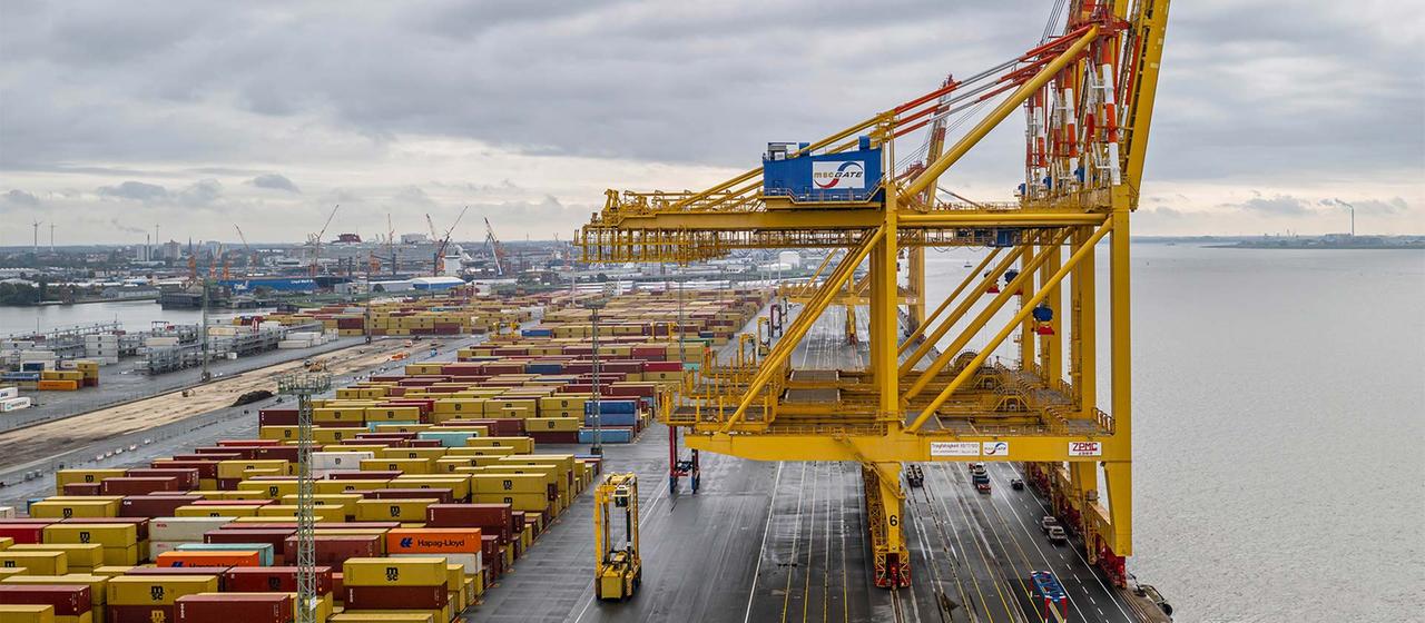 Blick von einer Containerbrücke auf den Überseehafen von Bremerhaven.