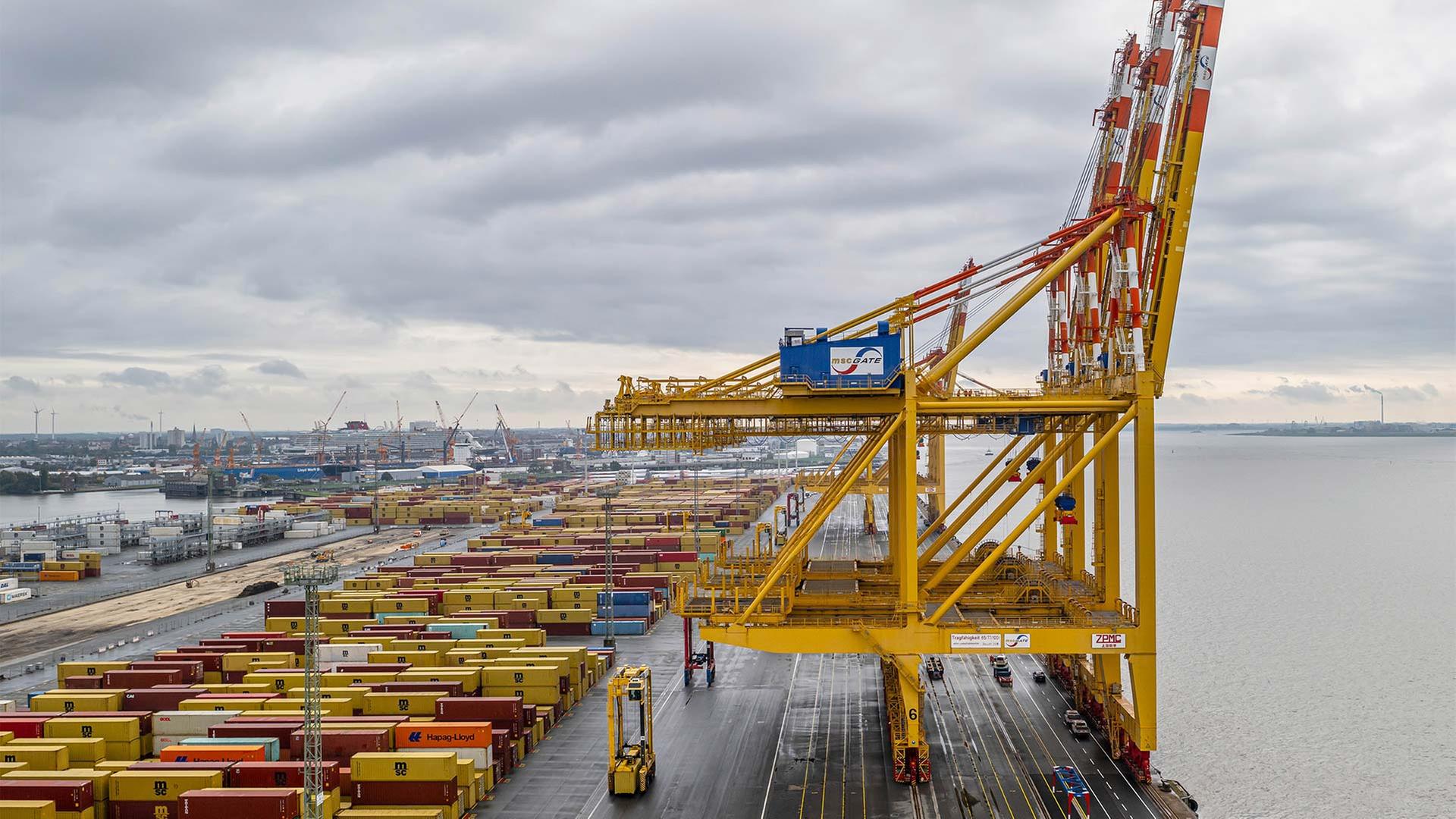 Blick von einer ContainerbrĂŒcke auf den Ăberseehafen von Bremerhaven. | picture alliance/dpa/dpa Pool