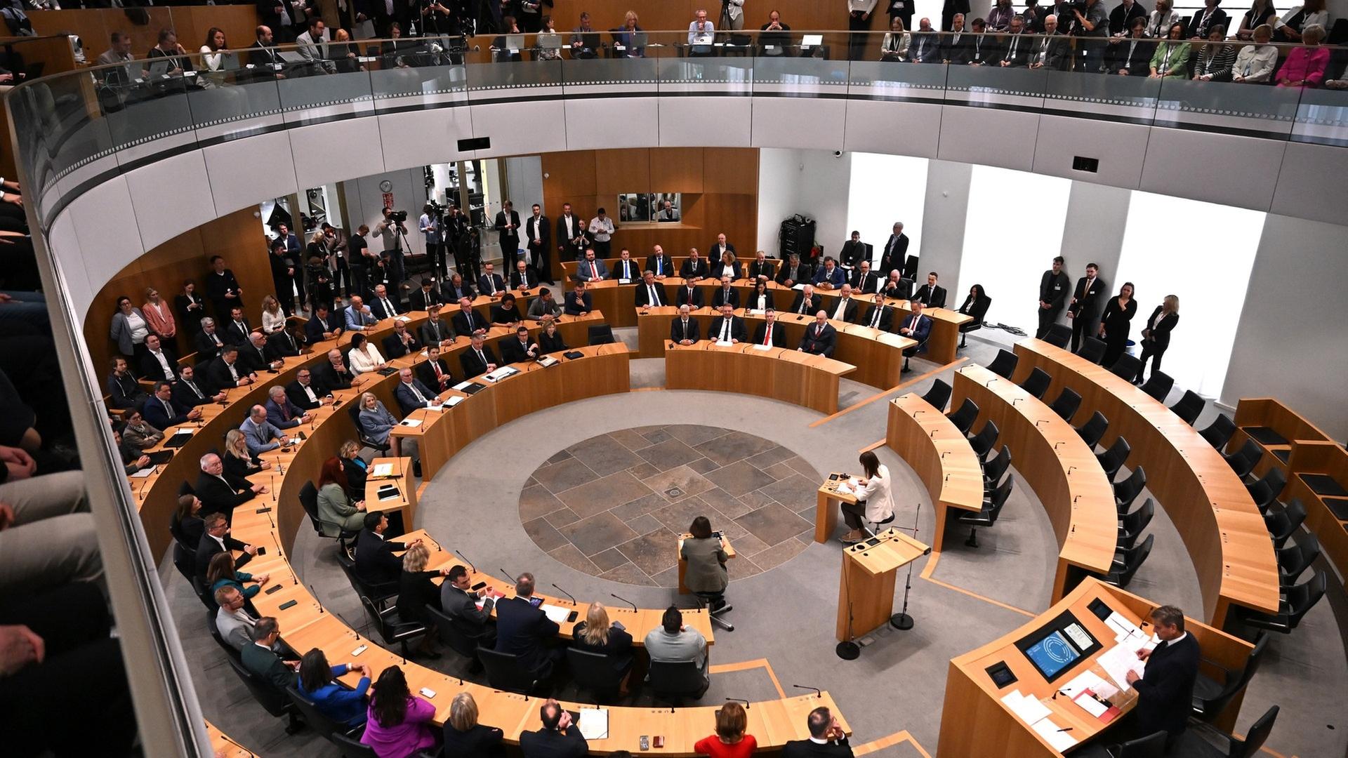 Kein Geld für verfassungsfeindliche Mitarbeiter? Klage der AfD verhandelt