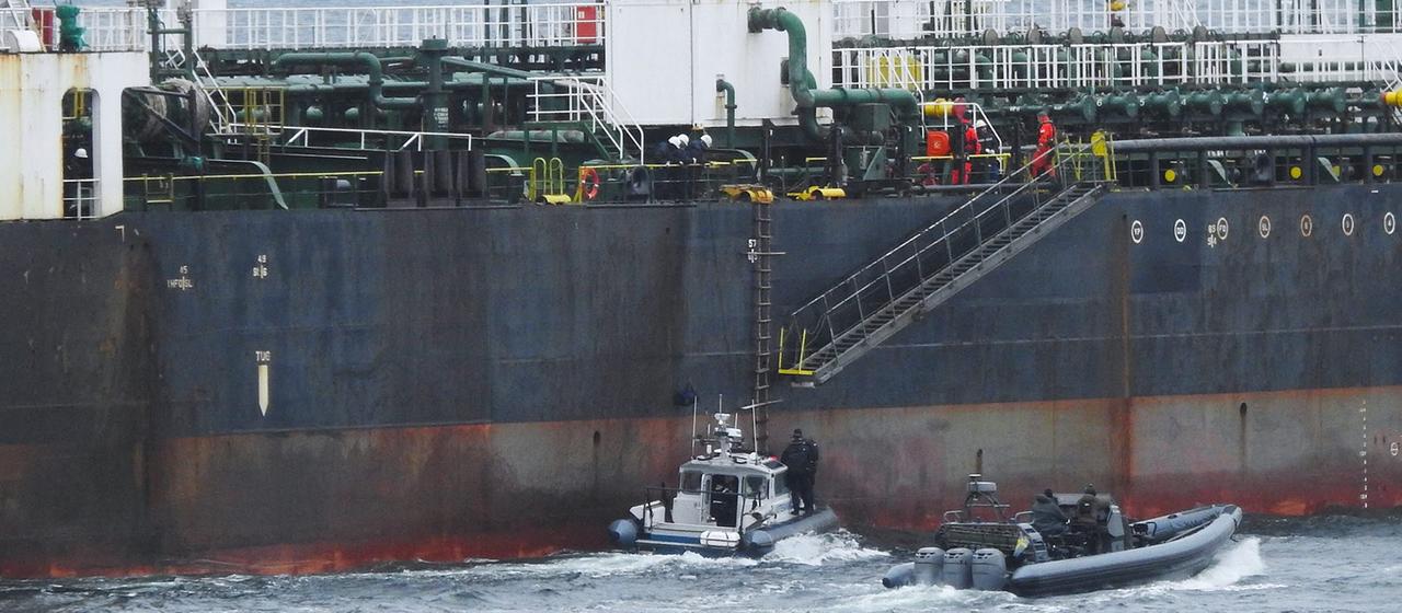 Die schwedische Küstenwache durchsucht einen Tanker in der Ostsee.