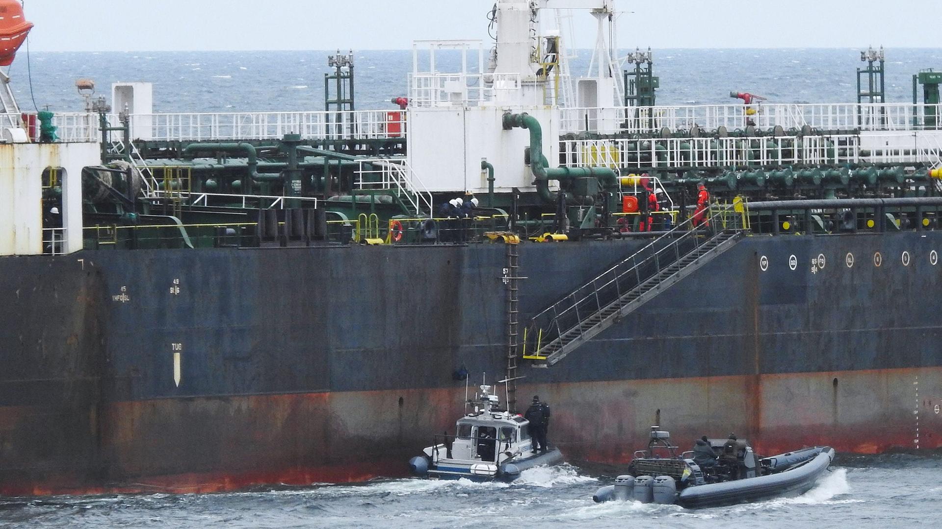 Die schwedische K�stenwache durchsucht einen Tanker in der Ostsee. | -/Swedish Coast Guard/dpa