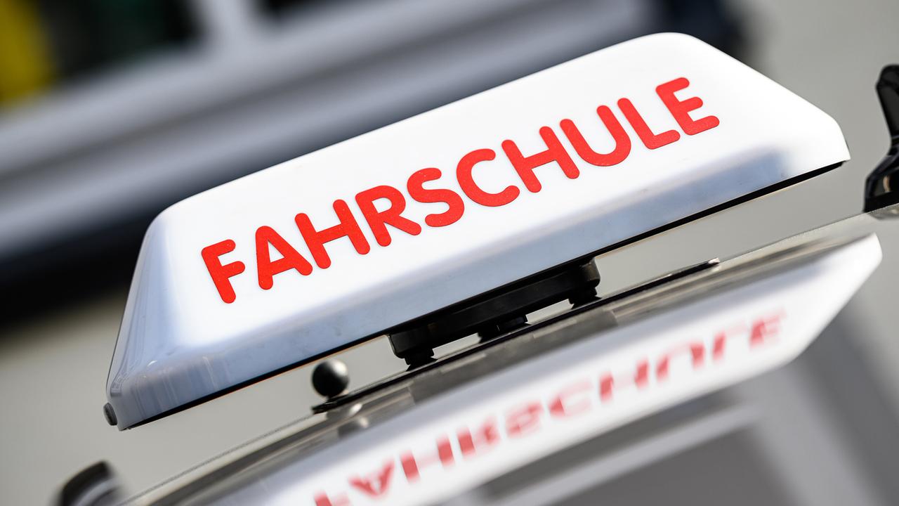 Verkehrsminister Schnieder weist Kritik an Führerscheinreform zurück