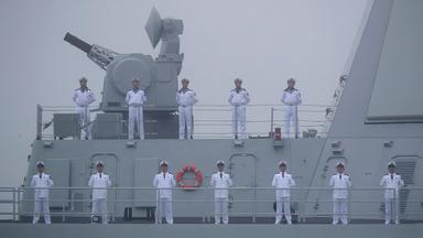 Chinesische Matrosen auf dem Deck des neuen Typ 055-Lenkwaffenzerstörers Nanchang der chinesischen Marine.