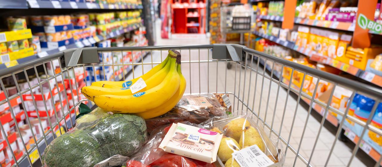 Kundin in einem Supermarkt.