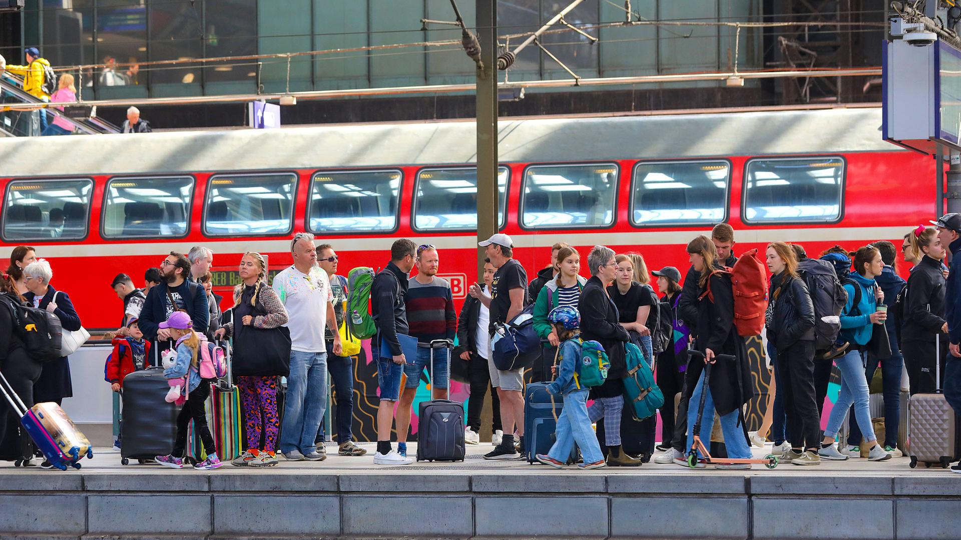 Fahrgäste warten am Hamburger Hauptbahnhof auf ihren Zug.  | picture alliance / pressefoto_ko