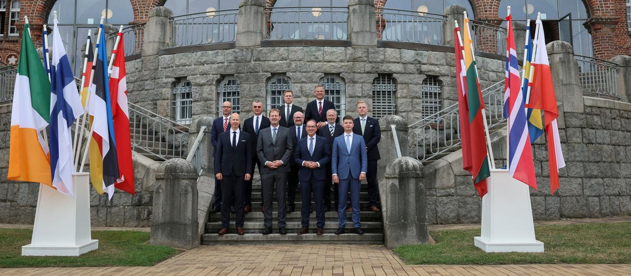 Minister und Staatssekretäre bei einem Treffen der Ostsee-Anrainerstaaten in Flensburg.