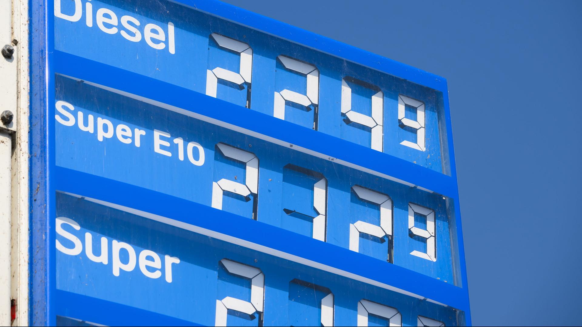Die Preistafel einer Tankstelle zeigt die Preise fÃ¼r Diesel, Super E10 und Super Benzin an. | Robert Michael/dpa