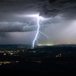 Blitze erhellen den Nachthimmel, fotografiert vom Schuhchristleger, einem Aussichtsberg bei Haibach im Landkreis Straubing. 