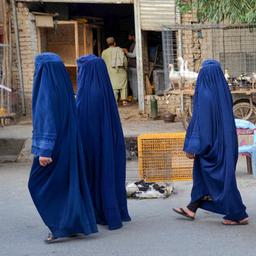 Frauen in blauen Burkas