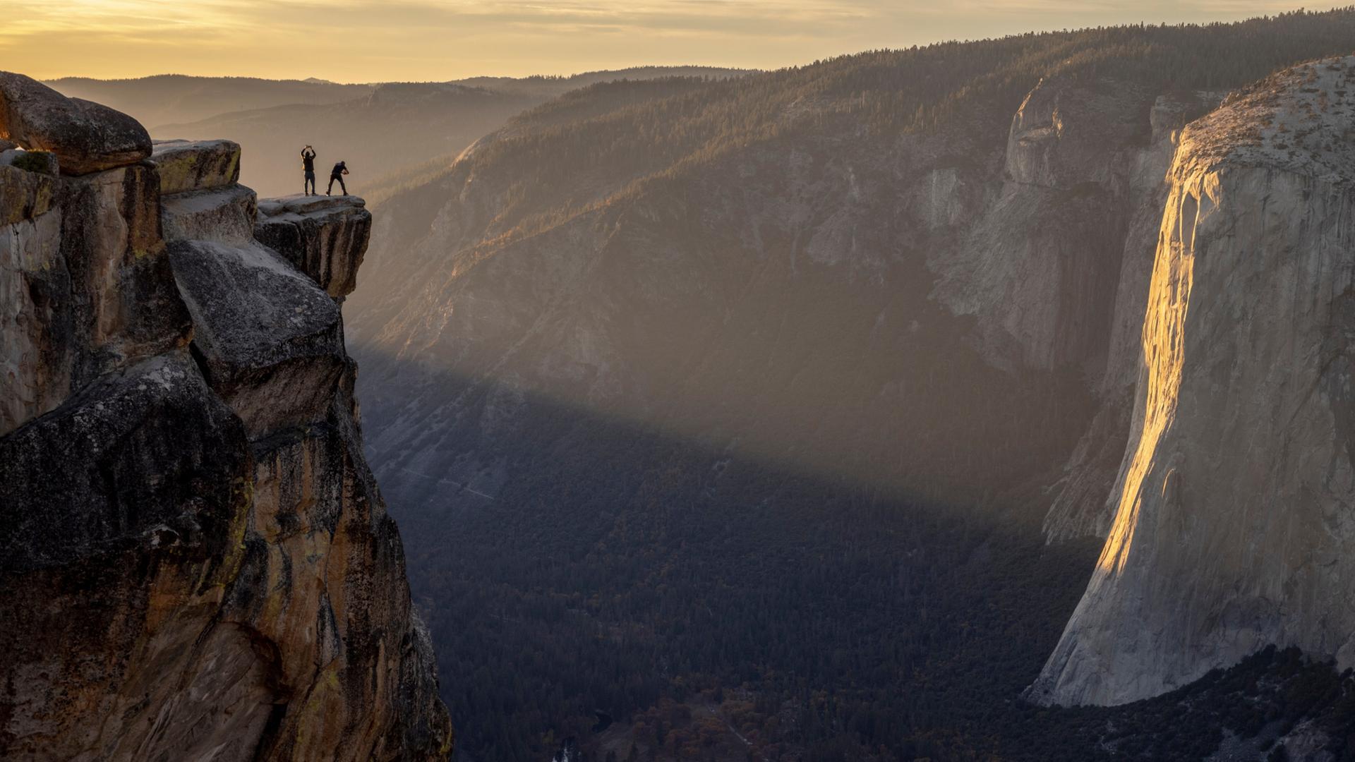 Besucher posieren auf einem Felsvorsprung im Yosemite Nationalpark für ein Foto | dpa