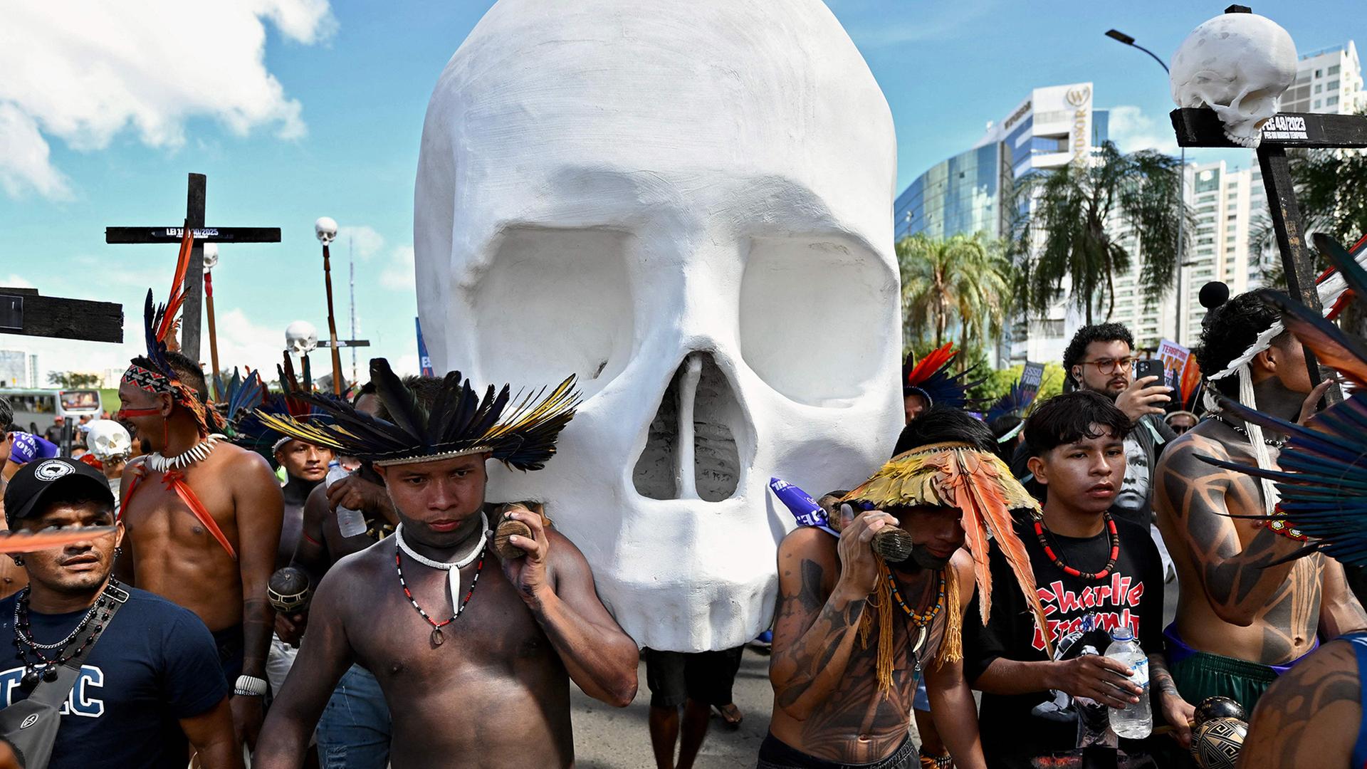 Marsch zum KongressgebÃ¤ude im Rahmen des jÃ¤hrlichen Indigenen-Treffens âAcampamento Terra Livreâ (ATL) in BrasÃ­lia. | AFP