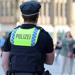 Ein Polizist beobachtet das Geschehen in der Hamburger Innenstadt.