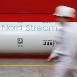 Ein Arbeiter vor der Nord Stream 2 Pipeline