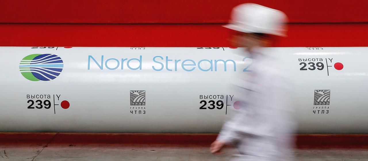 Ein Arbeiter vor der Nord Stream 2 Pipeline