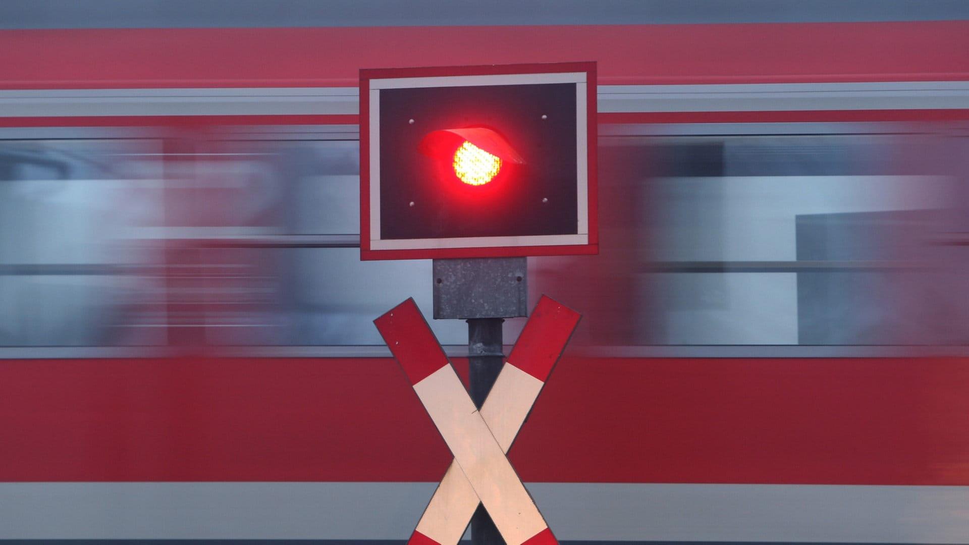Tauberbischofsheim: Radfahrer wird an unbeschranktem Bahnübergang von Zug erfasst und stirbt