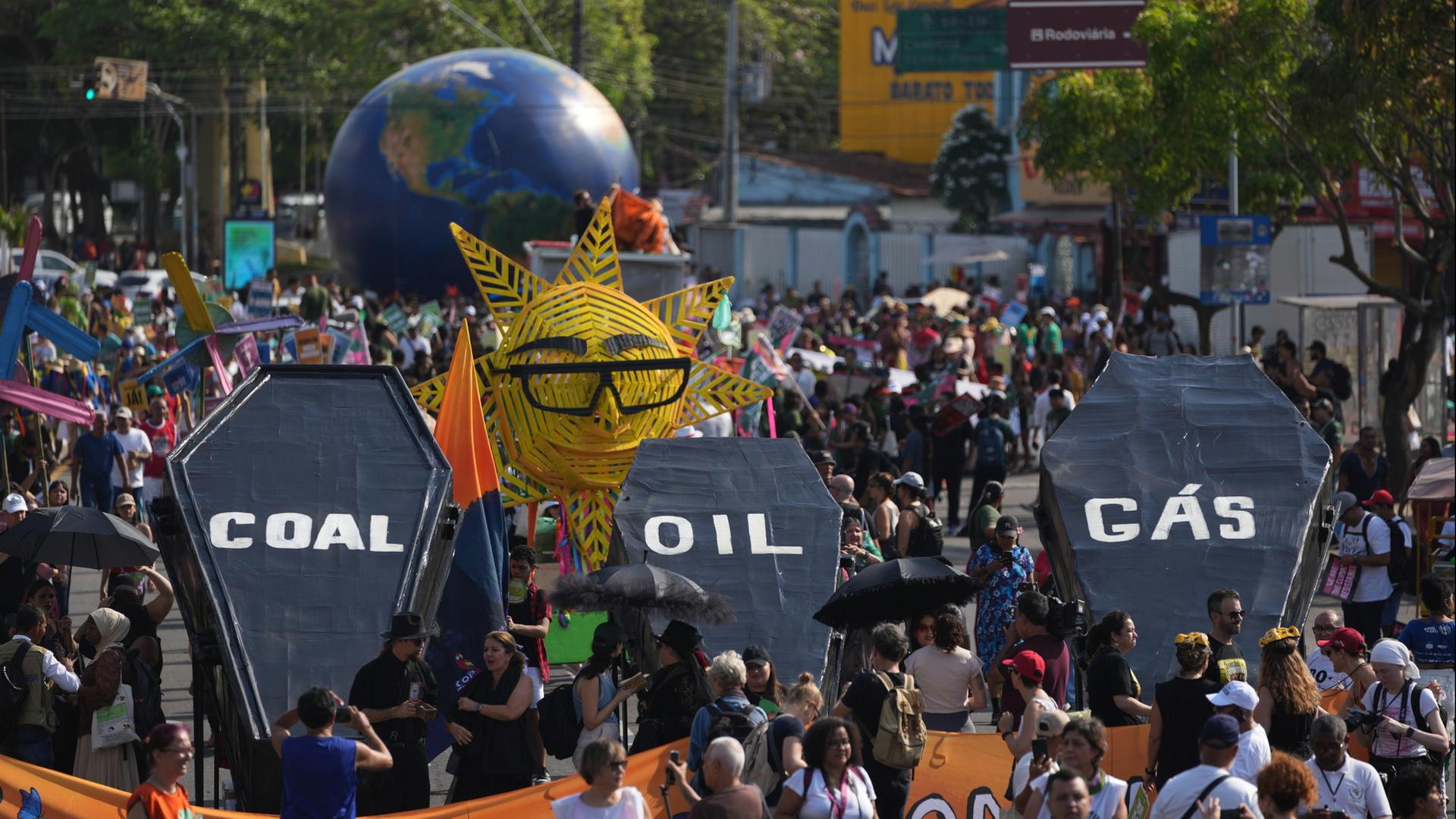  Klimaaktivisten protestieren mit Särgen, während des UN-Klimagipfels COP30 in Belem | dpa